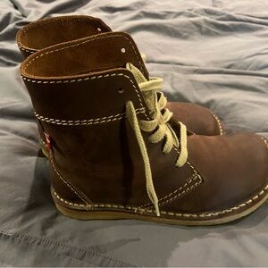 Barely worn, light brown Duckfeet Faborg.